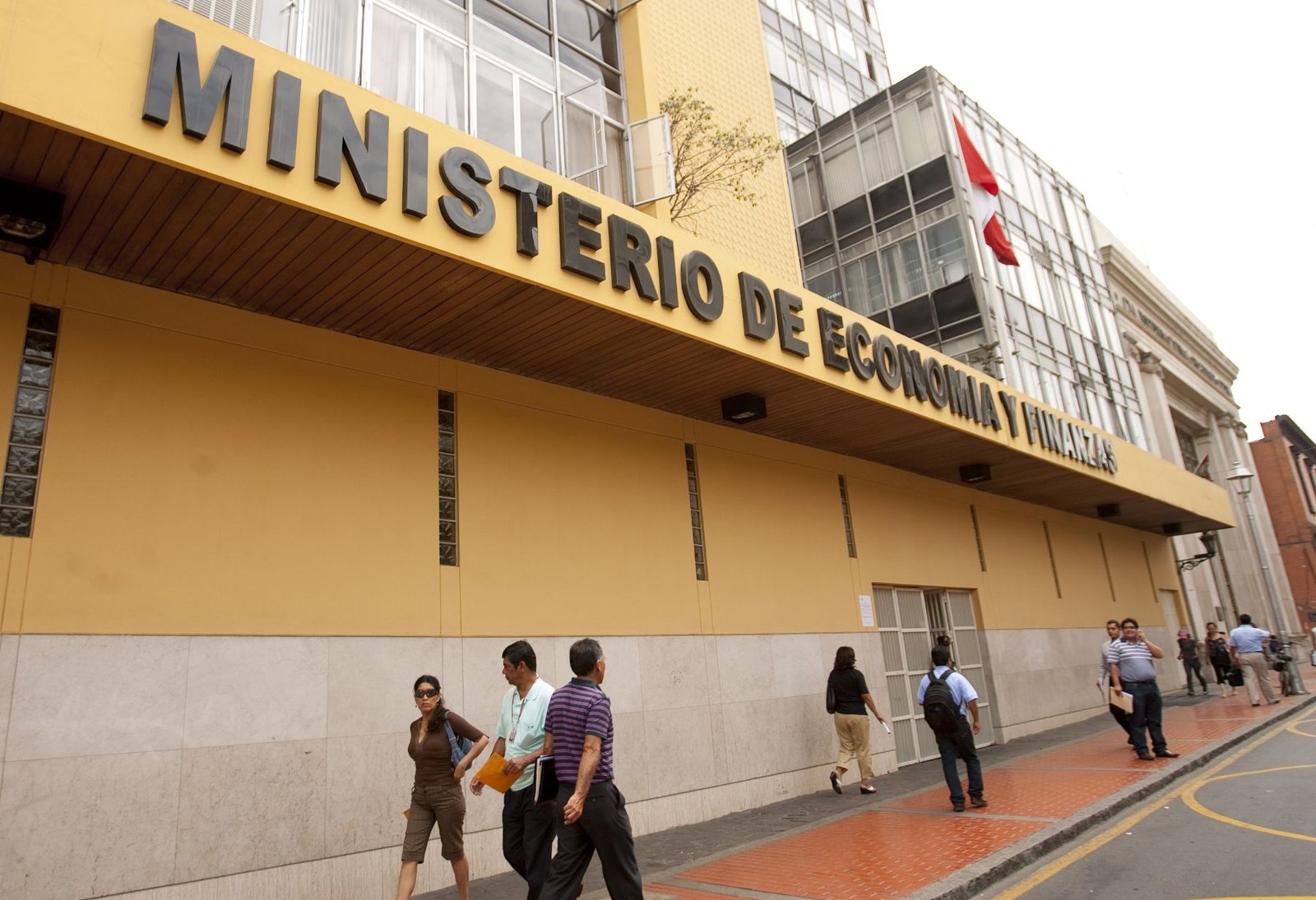 MEF aún no puede controlar el déficit fiscal.